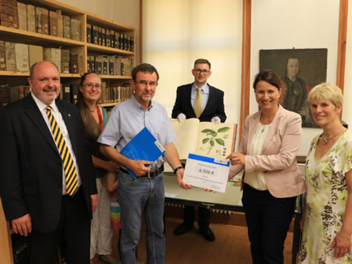 Jörg Reichl, Stephanie Erben, Michael Schütterle, Tobias Zober, Anja Siegesmund und Isa Kaiser (v.l.n.r.) zur Übergabe der Zuwendung für den Nachdruck des historischen Pflanzenbuches Plantae Selectae. Foto: Tom Demuth