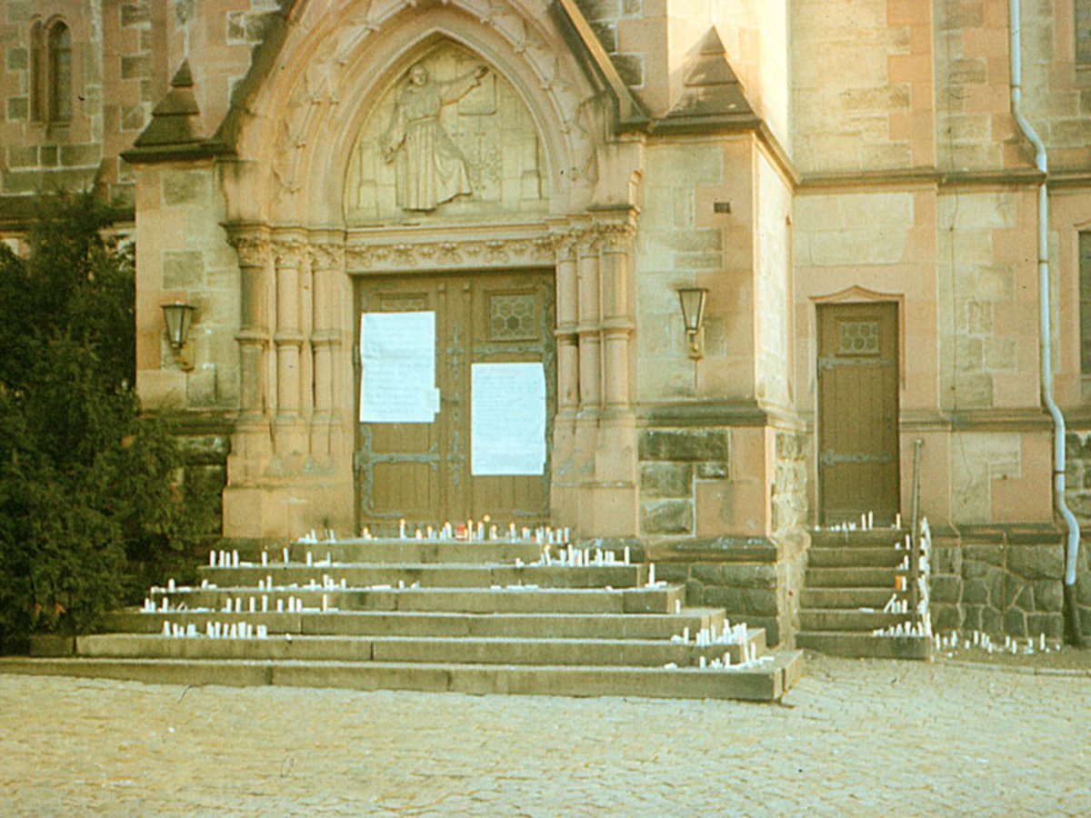 Kerzen-Protest und Plakate mit Forderungen während der Wende-Zeit 1989 am Portal der Lutherkirche. Foto: D. Offhauß/Presse-Archiv