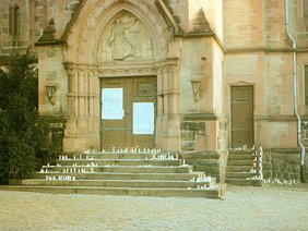 Kerzen-Protest und Plakate mit Forderungen während der Wende-Zeit 1989 am Portal der Lutherkirche. Foto: D. Offhauß/Presse-Archiv