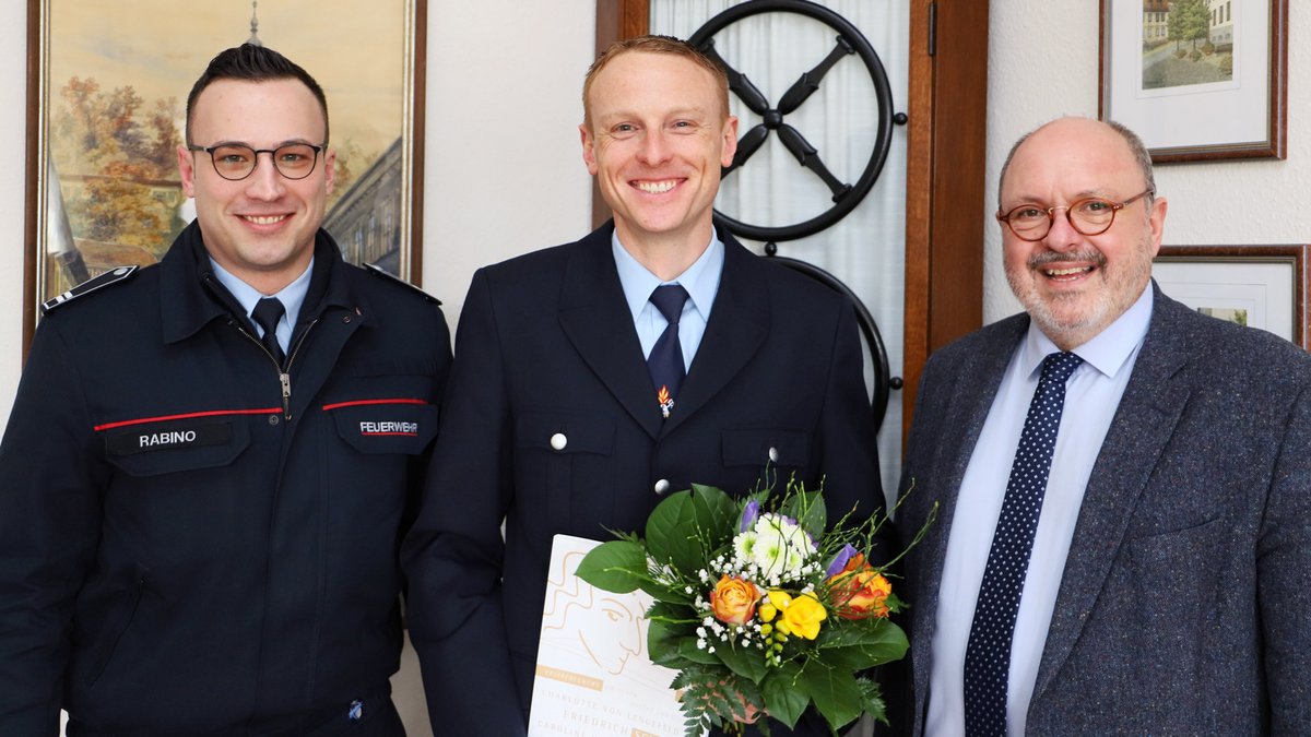 Sergij Rabino (Leiter der Feuerwehr Rudolstadt), Tobias Hansal und Bürgermeister Jörg Reichl zur Ernennung des neuen Feuerwehr-Brandmeisters. Foto: Michael Wirkner