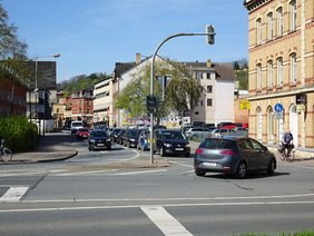 Der täglich dichte Verkehr an der sogenannten "St. Georgs-Kreuzung" auf der B 85/88. Foto: Frank M. Wagner