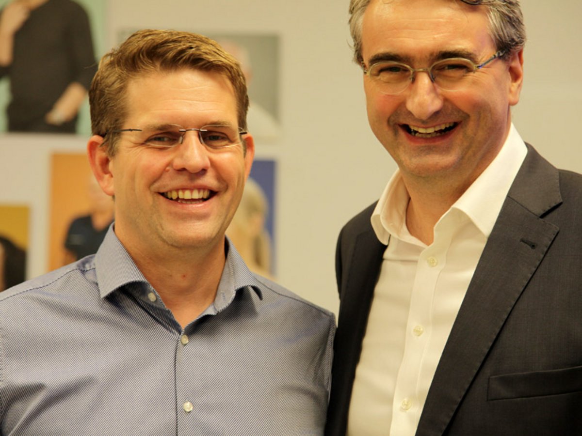 Landrat Marko Wolfram (rechts) und Mirko Schreiber, 1. Beigeordneter der Stadt Rudolstadt, inmitten der „Theaterwelten“. Foto: Mathias Baier