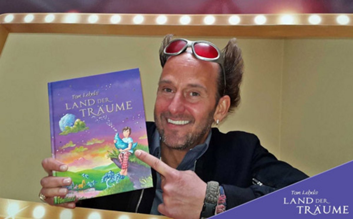 Tom Lehel mit seinem Buch. Foto: Waahoo Family Entertainment