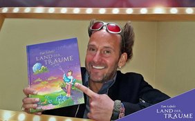 Tom Lehel mit seinem Buch. Foto: Waahoo Family Entertainment