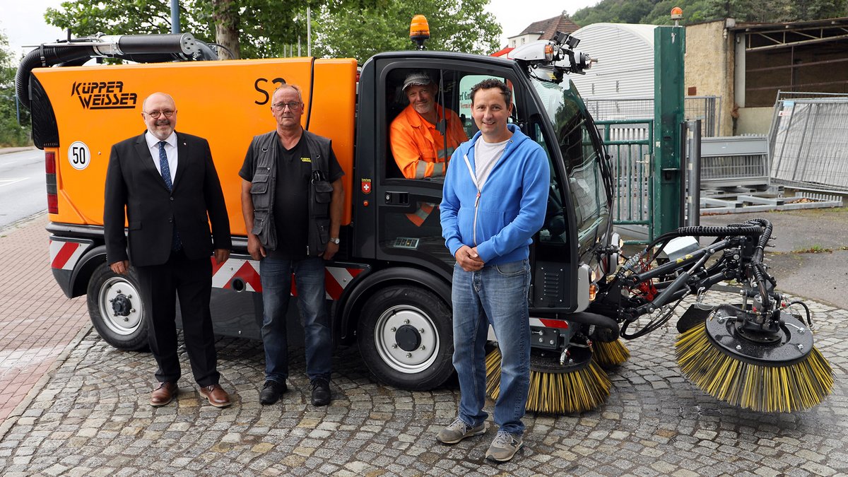 Bürgermeister Jörg Reichl, Vorführfahrer Dieter Penz, Bauhof-Mitarbeiter Andreas Pursch (im Fahrzeug) und Bauhof-Leiter Daniel Warnke vor der neuen Kehrmaschine. Foto: Tom Demuth