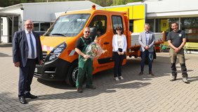 Mit dem neuen Dreiseitenkipper vom Autohaus Zink: Rudolstadts Bürgermeister Jörg Reichl, Stadtgrünmitarbeiter Jens Wachsmuth, Geschäftsführerin Johanna Zink, Verkaufsberater Leif Blochberger und Bauhofchef Daniel Warnke (v.l.n.r.). Foto: Alexander Stemplewitz