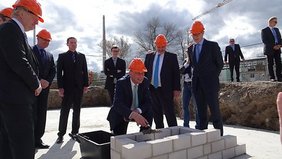 Thüringens Wirtschaftsminister Wolfgang Tiefensee (Bildmitte) beim Akt der Grundsteinlegung. Foto: Frank M. Wagner