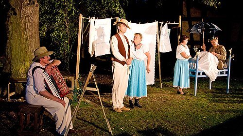  Foto: Der Musiker Wolfgang Frank sowie die Darsteller Jens Bähring, Michaela Hanke, Ursula Jahn und Frank Grünert (von links) begeistern mit köstlichem Sommertheater in idyllischer Kulisse.