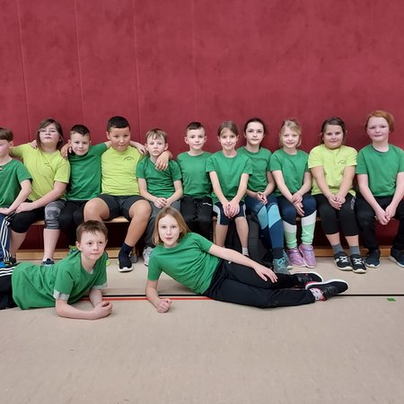 Gruppenbild der Sportler/innen die unsere Schule beim Wettkampf in Bad Blankenburg vertreten