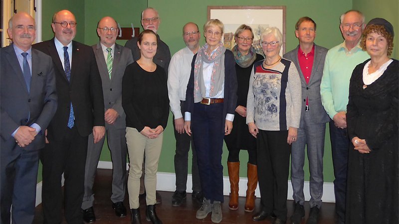 Stadtratsvorsitzender Herbert Wirkner, Bürgermeister Jörg Reichl (von links) und Verena Blankenburg als Schillers Schwiegermutter Louise von Lengefeld (rechts) mit den Preisträgerinnen und Preisträgern des Ehrenamtspreises der Stadt Rudolstadt 2019. Foto: Frank Michael Wagner