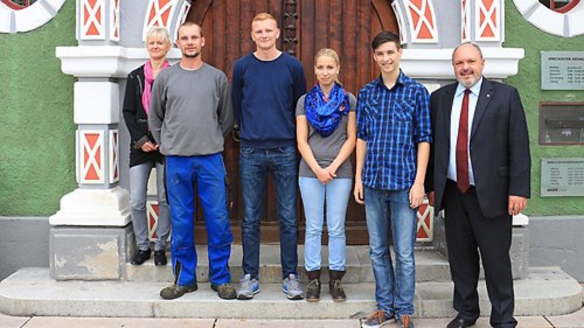 Personalchefin Katrin Ludwig, Auszubildende Kay Böhland, Markus Schütz, Diana Meißner, Dominik Möckel mit Bürgermeister Jörg Reichl (v.l.n.r.) vor dem Rudolstädter Rathaus. Foto: Alexander Stemplewitz