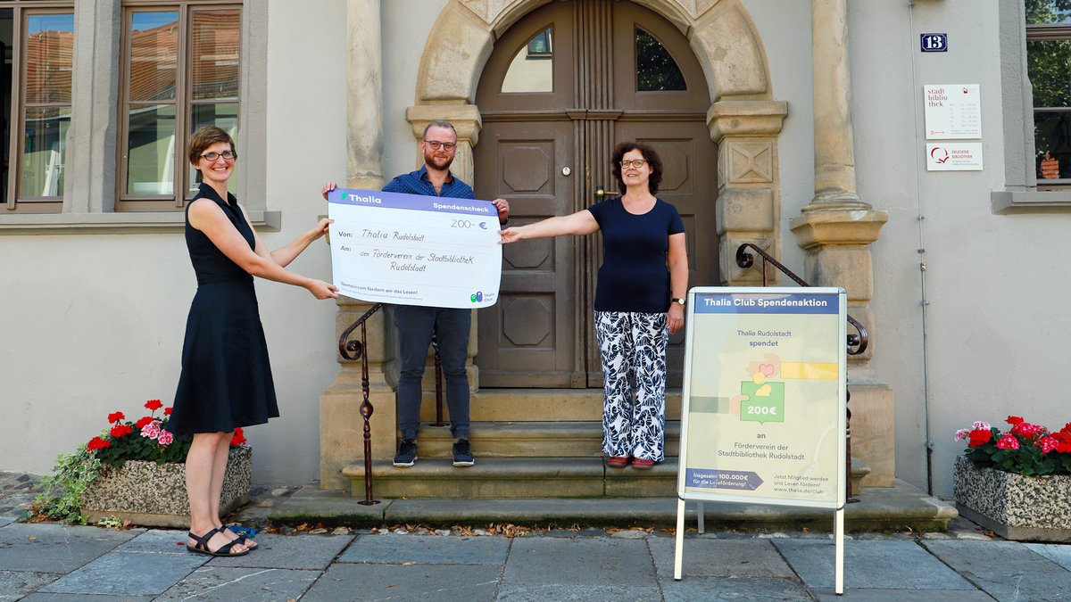 Annelie Carslake (Leiterin der Stadtbibliothek), Christopher Schnell (Filialleitung Thalia Buchhandlung) und Katrin Promnitz (Schatzmeisterin des Fördervereins) zur Spendenüberreichung vor der Stadtbibliothek am Schulplatz. Foto: Tom Demuth