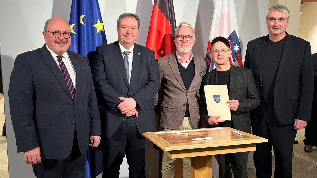 Bürgermeister Jörg Reichl, Bürgermeister Dr. Steffen Kania, Kulturminister Prof. Dr. Benjamin-Immanuel Hoff, Intendant Steffen Mensching und Landrat Marko Wolfram mit der neuen Finanzierungsvereinbarung zum Theater Rudolstadt. Foto: Peter Lahann