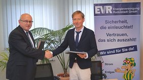 Werner Pods (Geschäftsführer der EVR) und Jens Adloff (Geschäftsführer der RUWO) bei der Vertragsunterzeichnung. Foto: EVR