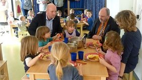 DRK-Vorstand Matthias Schmidt und Bürgermeister Jörg Reichl zu Besuch im "Regenbogenhaus". Im Hintergrund (v.l.n.r.) KiTa-Leiterin Sylvia Rau, die Leiterin Sozialarbeit des DRK Ute Kind und Kirsten Venz, Fachdienstleiterin Schulen, Soziales und Senioren der Stadtverwaltung. Foto: F. M. Wagner