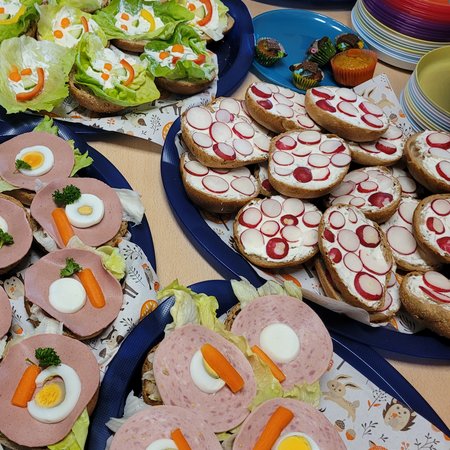 liebevoll angerichtete Brote und Brötchen