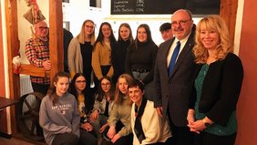 Als Premieren-Gäste im neuen Mühlencafé der Nestler-Mühle in Schwarza empfangen vom Bürgermeister Jörg Reichl. Foto: Mirko Schreiber