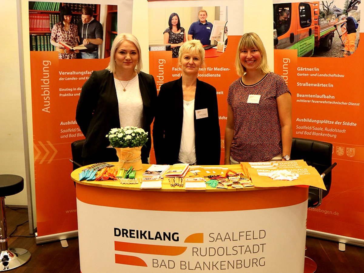 Der Dreiklang-Stand mit den Mitarbeitern der Personalabteilungen aus Rudolstadt und Saalfeld/Saale. Foto: LRA