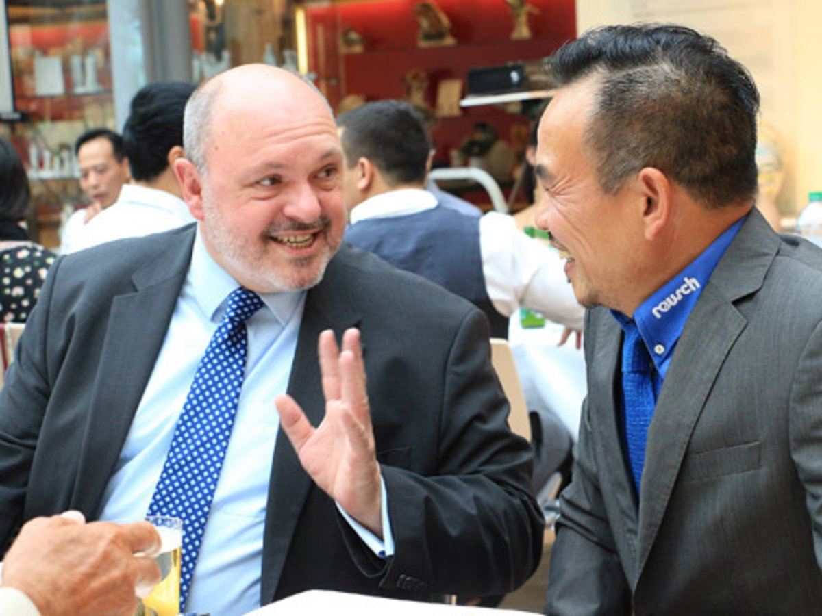 Bürgermeister Jörg Reichl im Gespräch mit Organisator Le Thanh während der Wiedersehensveranstaltung im Festsaal der Aeltesten Volkstedter Porzellanmanufaktur. Foto: Tom Demuth