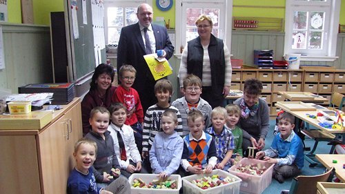 Foto: Rudolstadts Bürgermeister Jörg Reichl besucht mit Raphaela Dietzel der Anker Steinbaukasten GmbH die Klasse 1I. Rechts im Bild die Klassenlehrerin Silvia Nernn, links die Sonderpädagogische Fachkraft Sabine Marquar. Schule