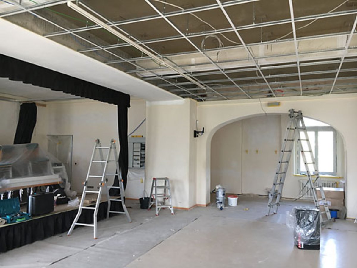Die Arbeiten in der Aula der Schillerschule gehen gut voran. Foto: Ulrich Giller