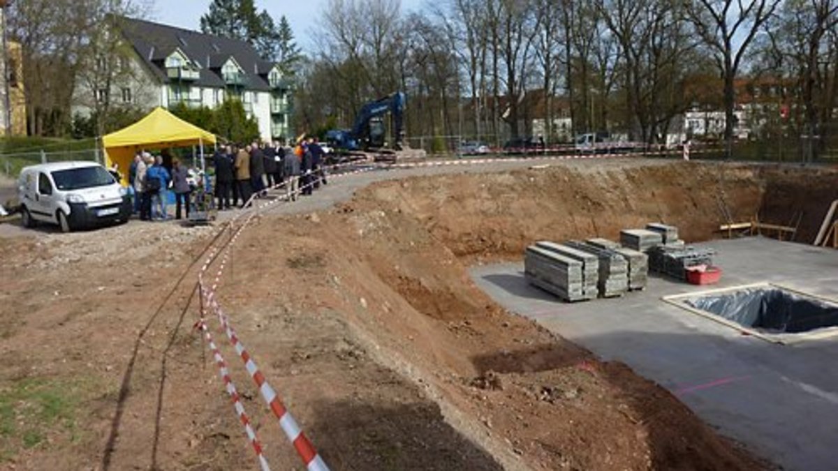 Am Rand der Baugrube des ersten von zwei künftigen Wohnhäusern wurden bereits Gespräche mit Mietinteressenten geführt. Foto: Frank M. Wagner
