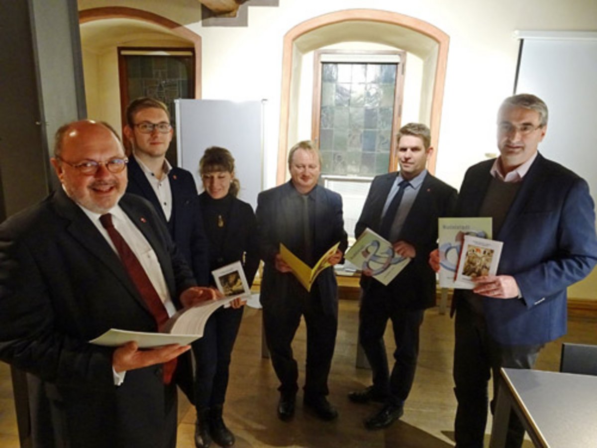 Die Akteure der Kooperationsvereinbarung trafen sich im Alten Rathaus Rudolstadt, um die Vorteile der gemeinsamen Publikation zu erläutern: Bürgermeister Jörg Reichl, FD-Leiter Tobias Zober, die Leiterin des Stadtarchivs Manja Rabenau, Martin Modes vom Presse- und Kulturamt des Landkreises, der 1. Beigeordnete Rudolstadts Mirko Schreiber und Landrat Marko Wolfram (v.l.n.r.). Foto: Frank M. Wagner