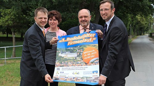 Christian Engel von der EVR, Anke Goörner vom LAC, Bürgermeister Jörg Reichl und Marko Walther von der Volksbank Saaletal eG präsentieren das Plakate zum 1. Rudolstädter Firmenlauf. Foto: Alexander Stemplewitz