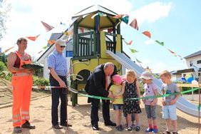Michael Sommer, Mitarbeiter des städtischen Bauhofes, Lothar Schilling von der Strabag AG Rudolstadt, Bürgermeister Jörg Reichl und Kinder des Wohngebietes eröffnen gemeinsam zum Kindertag den neuen Spielplatz. Foto: Alexander Stemplewitz