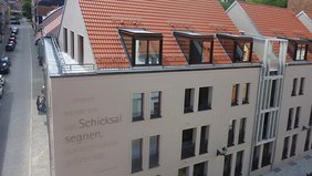 Im Sinne des konsequent umgesetzten Stadtmarketing-Konzeptes wurde auch die Fassade des RUWO-Neubaus mit einem weiteren Schiller-Zitat versehen. Foto: F. M. Wagner