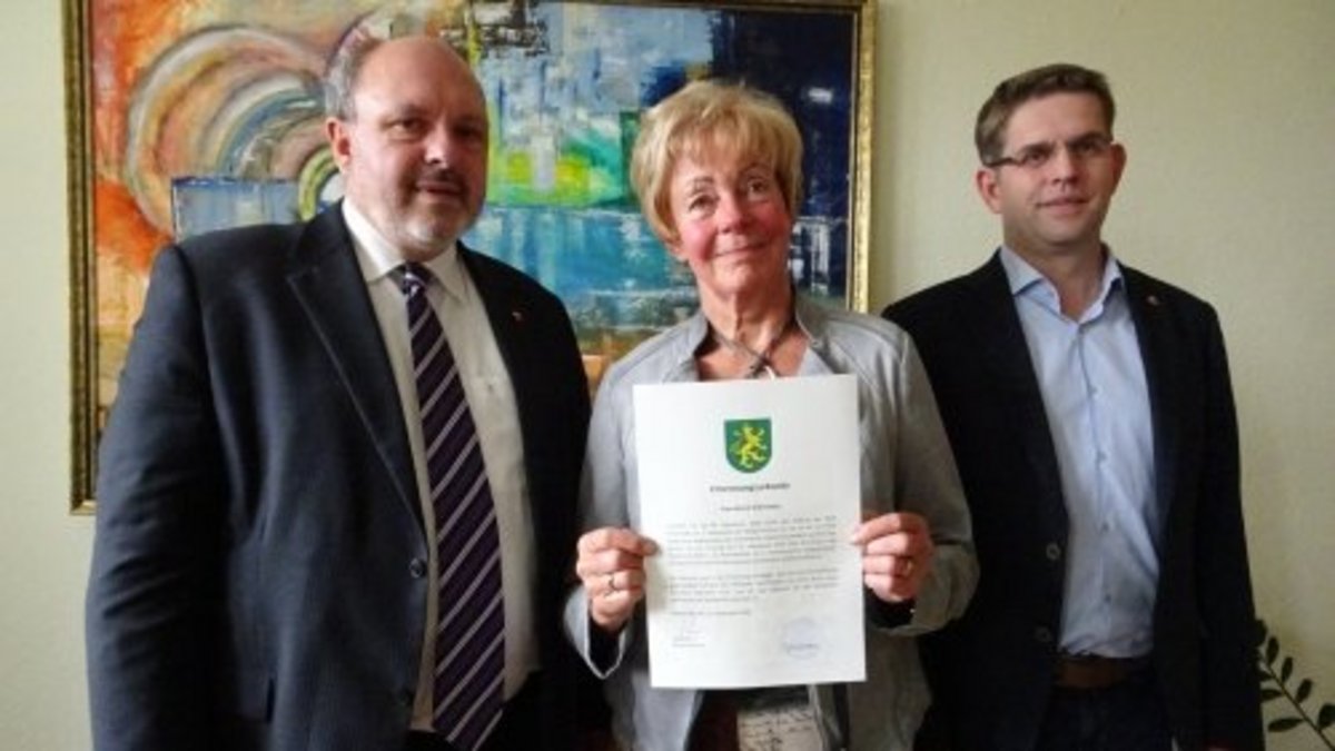 Die offizielle Ernennung von Almut Steinmetz zur ehrenamtlichen 2. Beigeordneten erfolgte durch Bürgermeister Jörg Reichl und im Beisein des hauptamtlichen 1. Beigeordneten Mirko Schreiber. Foto: F.M. Wagner