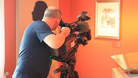 Ein Kameramann des ZDF-Filmteams macht Aufnahmen im Rudolstädter Schillerhaus