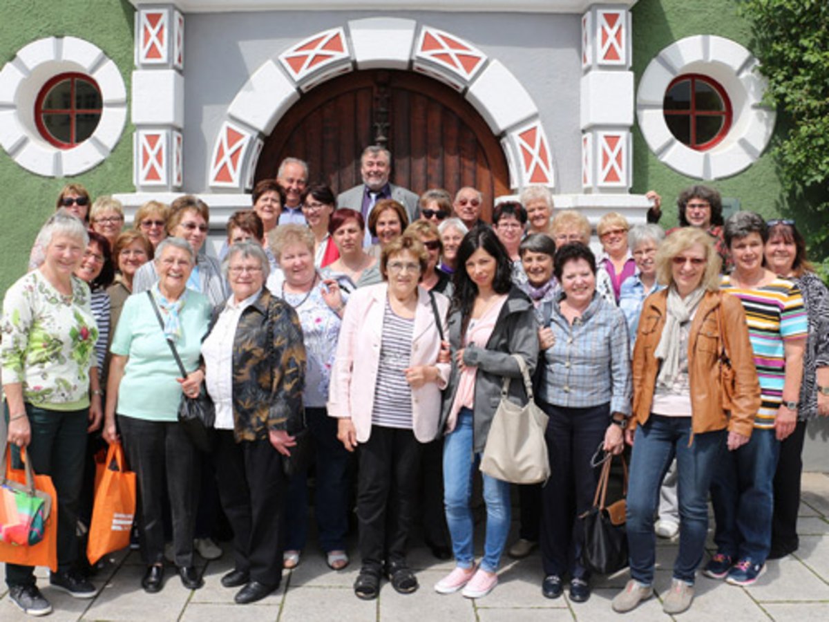 Die Besuchergruppe aus Bayreuth bei bestem Ausflugswetter vorm Rathaus der Partnerstadt. Foto: Tom Demuth