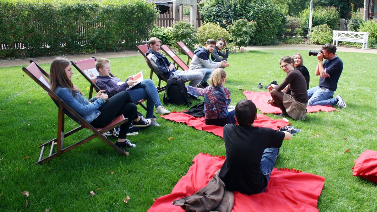Leseparty auf den roten Picknickdecken und in den Liegestühlen im Schillergarten. Foto: Michael Wirkner