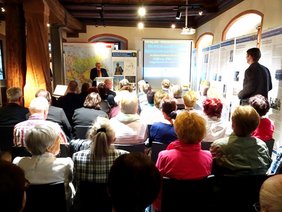 Die Eröffnung der Ausstellung im Alten Rathaus ist von interessierten Gästen zahlreich besucht worden. Foto: Frank Michael Wagner
