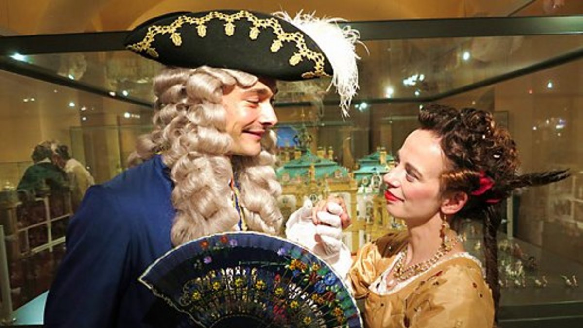 Tänzerin Nicolle Eccarius verführt Hofmarschall Rudolf von Schwatzburg als bekannteste lebendig gewordene Figur der Miniaturausstellung "Rococo en miniatur" zum barocken Tanzvergnügen. Foto: Andreas Dornheim