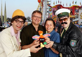  Nach dem Foto-Shooting für die Vogelschießen-Internetseite: Mutter Ute (Jens Bähring), Volksfest-Chef Frank Grünert, Schauspielerin Verena Blankenburg, Hauptwachtmeister Löffler (Hendrik Püschel). Foto: Andreas Dornheim