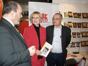 Bürgermeister Jörg Reichl im Gespräch mit Autorin Katrin Okumafi und Verlagsleiter Holger Elias.