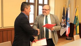 Adel Hein (links) von der Agentur "HEIN event" und Rudolstadts Bürgermeister Jörg Reichl nach der Vertragsunterzeichnung für "Schillers Weihnacht" im Rudolstädter Rathaus. Foto: Alexander Stemplewitz