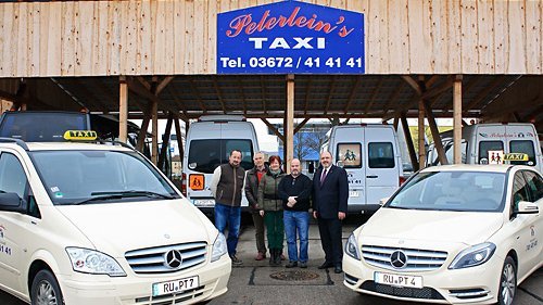 Foto: Inhaber Friedrich Peterlein (zweiter von Links) zusammen mit Mitarbeitern des Unternehmens und Bürgermeister Jörg Reichl (rechts) auf dem Firmengelände in der Oststraße