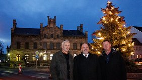 Bild: Die Rudolstädter Unternehmer Hartmut Ulrich (links) und Lutz Schmidt (rechts) zusammen mit Rudolstadts Bürgermeister Jörg Reichl vor dem Weihnachtsbaum bei der Post