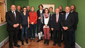 Bürgermeister Jörg Reichl (links), Christian Schröter als Friedrich Schiller (Bildmitte) und Stadtratsvorsitzender Herbert Wirkner (2. von rechts) mit den vertretenen Ehrenamtspreisträgern der Stadt Rudolstadt am 14. Dezember 2016 im Schillerhaus. Foto: Alexander Stemplewitz