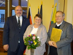 Konrad Eberitzsch (rechts) zur Ehrung im Stadtrat. Neben ihm die neue Vorsitzende des Seniorenbeirats Hannelies Schrodetzki und Bürgermeister Jörg Reichl. Foto: F. M. Wagner