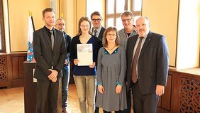 Christian Steiner (Vorstandsassistent Kreissparkasse Saalfeld-Rudolstadt), Mathias Baier (Geschäftsführer Thüringer Theaterverband), Preisträgerin Juliane Meinhold (Freiwilliges Soziales Jahr Kultur), Dr. Michael Grisko (Referent der Sparkassenkulturstiftung Hessen-Thüringen), Stefanie Hübner (Projektkoordinatorin Landesvereinigung Kulturelle Jugendbildung Thüringen), Frank Grünert (Vorsitzender Thüringer Theaterverband und theater-spiel-laden) und Rudolstadts Bürgermeister Jörg Reichl (von links). Foto: Alexander Stemplewitz