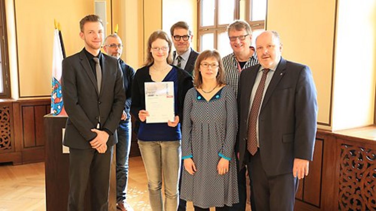 Christian Steiner (Vorstandsassistent Kreissparkasse Saalfeld-Rudolstadt), Mathias Baier (Geschäftsführer Thüringer Theaterverband), Preisträgerin Juliane Meinhold (Freiwilliges Soziales Jahr Kultur), Dr. Michael Grisko (Referent der Sparkassenkulturstiftung Hessen-Thüringen), Stefanie Hübner (Projektkoordinatorin Landesvereinigung Kulturelle Jugendbildung Thüringen), Frank Grünert (Vorsitzender Thüringer Theaterverband und theater-spiel-laden) und Rudolstadts Bürgermeister Jörg Reichl (von links). Foto: Alexander Stemplewitz