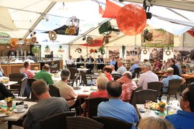 Rund 40 Gäste waren am Sonntag zum Dialog im Rahmen des traditionellen WiPo-Frühschoppens auf den Rudolstädter Rummelplatz gekommen. Foto: Tom Demuth