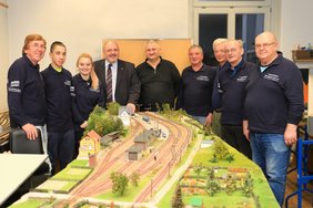 Mitglieder des 1. Rudolstädter Modellbahnclub e.V. zusammen mit Bürgermeister Jörg Reichl (4.v.l.) am Modell Sitzendorf. Foto: Alexander Stemplewitz
