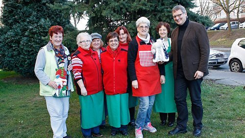 Ehrenamtliche Helferinnen der Saalfelder Tafel nahmen am 11. Dezember an der Ausgabestelle Rudolstadt Geschenke von Einwohnern entgegen, die Karin Ströming vom Handwerkerhof (links) und Veranstaltungsreferent Frank Grünert überbrachten