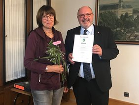 Ursula Martin nimmt von Bürgermeister Jörg Reichl die Ernennungsurkunde zur Ortsteilbürgermeisterin für den Ortsteil Remda entgegen. Foto: Mirko Schreiber