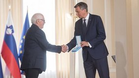 Fanc Žnidaršič nimmt in Vertretung für die erkrankte Ivica Žnidaršič die Auszeichnung durch den slowenischen Staatspräsidenten Borut Pahor entgegen. Foto: Bor Slana/STA